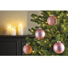 Close-up van een kerstboom met ballen en lichtjes