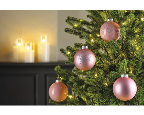 Close-up van een kerstboom met ballen en lichtjes