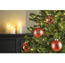 Versierde kerstboom met kerstballen en kaarsen