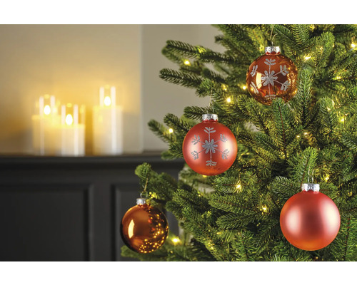 Versierde kerstboom met kerstballen en kaarsen