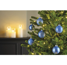 Versierde kerstboom met blauwe ballen en lichtjes