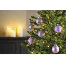 Versierde kerstboom met kerstballen en lichtjes