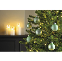 Versierde kerstboom met kerstballen en lichtsnoer