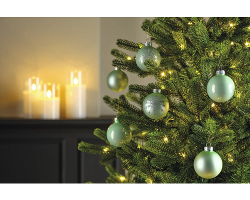 Versierde kerstboom met kerstballen en lichtsnoer