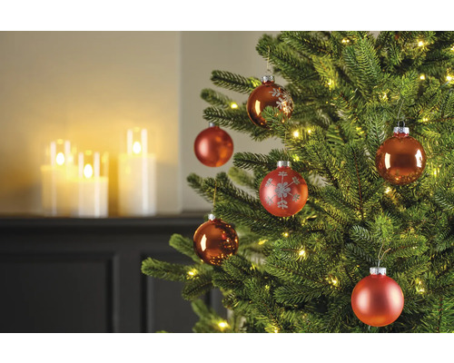 Versierde kerstboom met kerstballen en lichtjes