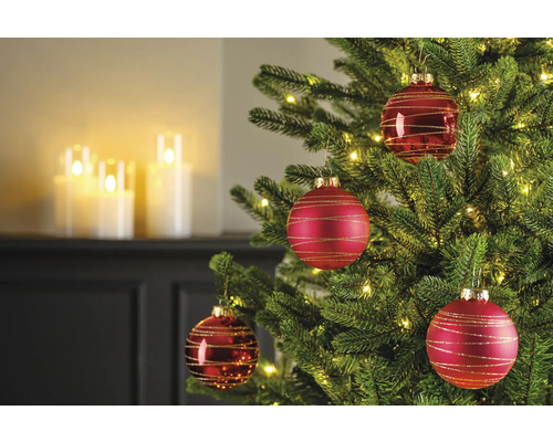 Detailopname van een versierde kerstboom met rode kerstballen en lichtjes