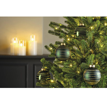 Versierde kerstboom met kerstballen en kaarsen