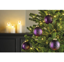 Versierde kerstboom met kerstballen en lichtjes