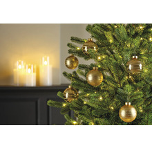 Versierde kerstboom met gouden ballen en lichtjes