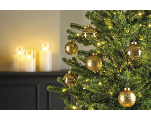 Versierde kerstboom met gouden ballen en lichtjes