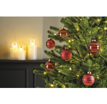 Versierde kerstboom met rode ballen en lichtjes