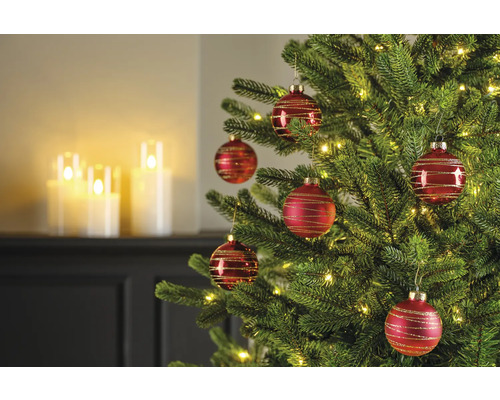 Versierde kerstboom met rode ballen en lichtjes