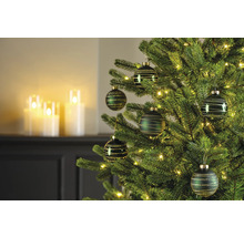 Versierde kerstboom met groene kerstballen en lichtjes