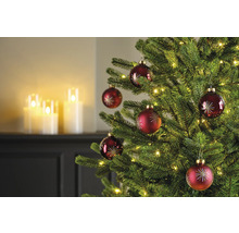 Versierde kerstboom met rode kerstballen en lichtjes