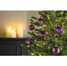 Versierde kerstboom met kerstballen en lichtjes