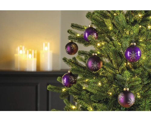 Versierde kerstboom met kerstballen en lichtjes