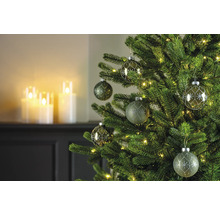 Versierde kerstboom met ballen en lichtjes als feestelijke decoratie