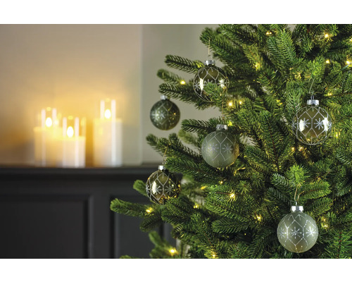 Versierde kerstboom met ballen en lichtjes als feestelijke decoratie