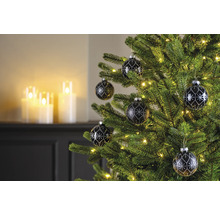 Versierde kerstboom met kerstballen en lichtjes