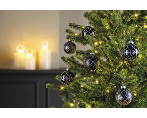 Versierde kerstboom met kerstballen en lichtjes