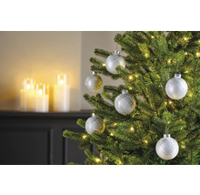 Versierde kerstboom met kerstballen en lichtjes