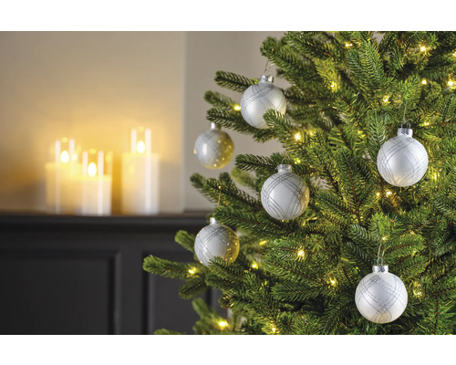 Versierde kerstboom met kerstballen en lichtjes