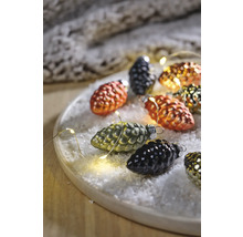 Decoratieve dennenappels met lichtsnoer op een bord