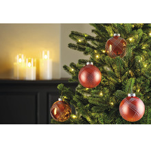 Versierde kerstboom met rode kerstballen en warm witte lichtjes