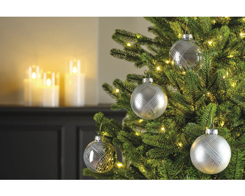 Versierde kerstboom met zilveren kerstballen en lichtjes.