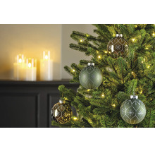 Versierde kerstboom met kerstballen en lichtjes