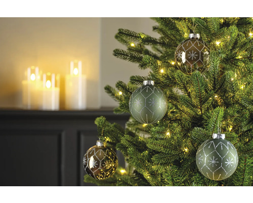 Versierde kerstboom met kerstballen en lichtjes