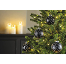 Kerstboom met zwarte kerstballen en zilveren sneeuwvlokpatroon