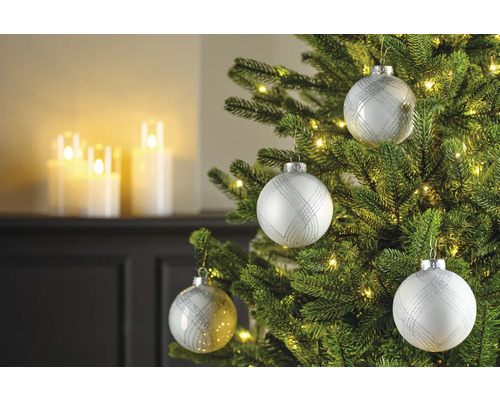 Versierde kerstboom met kerstballen en lichtjes