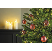 Versierde kerstboom met kerstballen en lichtjes