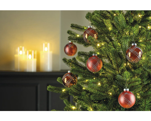 Versierde kerstboom met kerstballen en lichtjes