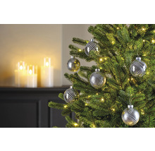 Versierde kerstboom met zilveren kerstballen en lichtjes