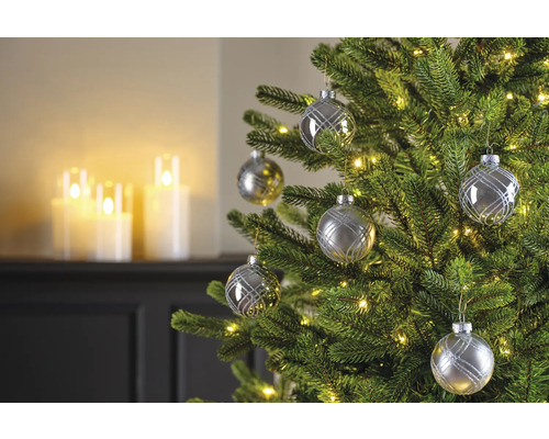 Versierde kerstboom met zilveren kerstballen en lichtjes