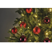 Versierde kerstboom met rode ballen en lichtjes
