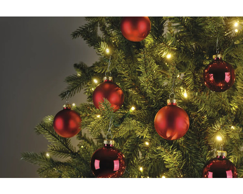 Versierde kerstboom met rode ballen en lichtjes