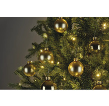 Close-up van een kerstboom met gouden ballen en lichtjes