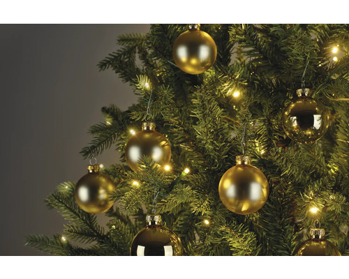 Close-up van een kerstboom met gouden ballen en lichtjes
