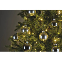 Versierde kerstboom met kerstballen en lichtjes