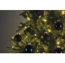 Close-up van een kerstboom met zwarte kerstballen en een lichtsnoer