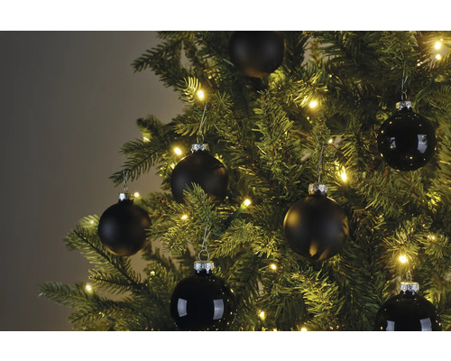 Close-up van een kerstboom met zwarte kerstballen en een lichtsnoer