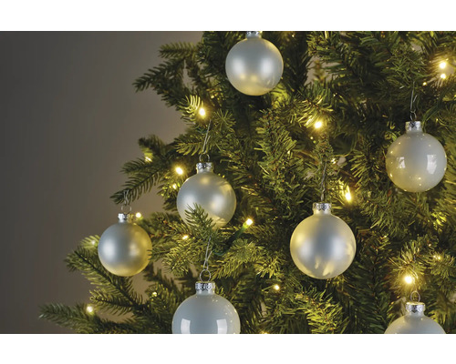 Kerstboom met kerstballen en lichtsnoer