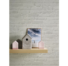 Muur met bakstenen behang, houten plank met huisdecoraties en foto op een klembord