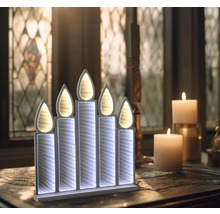 Decoratieve led kaarslamp met vijf kaarsen op tafel