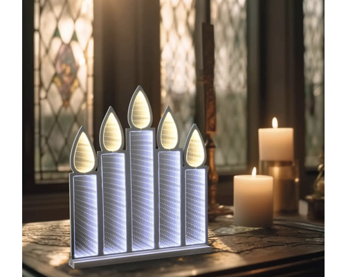 Decoratieve led kaarslamp met vijf kaarsen op tafel