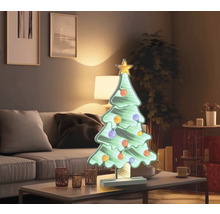 Decoratieve kerstboom met ster en ballen op tafel