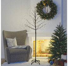 Woonkamer met fauteuil, kerstboom, adventskrans en verlichte decoratieve boom